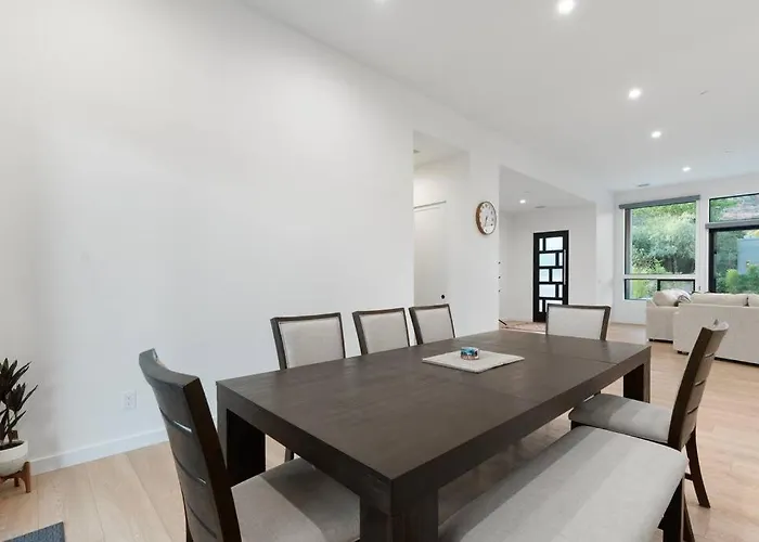 Luxury Mountain Views, Hottub, Rooftop Deck Holiday home *