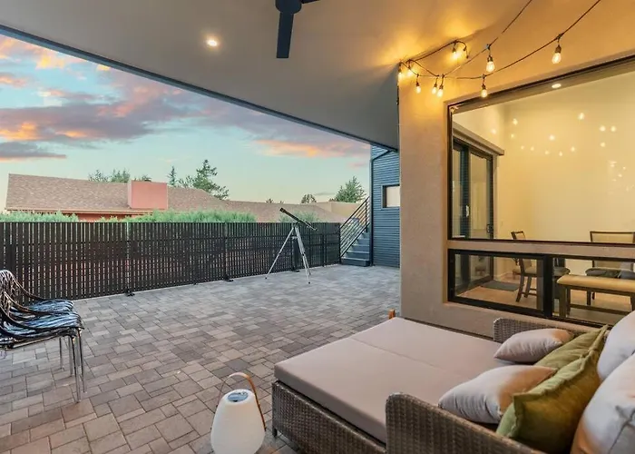 Luxury Mountain Views, Hottub, Rooftop Deck Holiday home