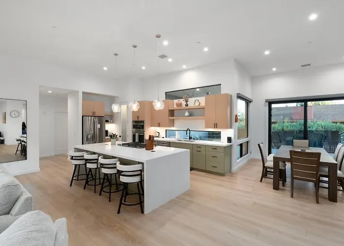Luxury Mountain Views, Hottub, Rooftop Deck Holiday home Sedona