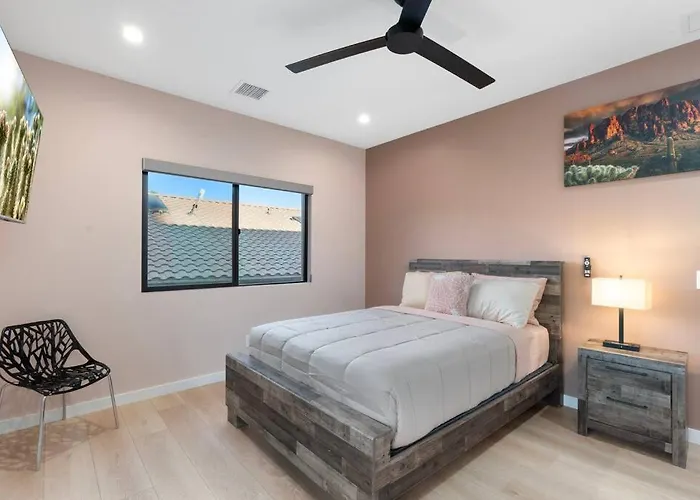 Luxury Mountain Views, Hottub, Rooftop Deck Holiday home
