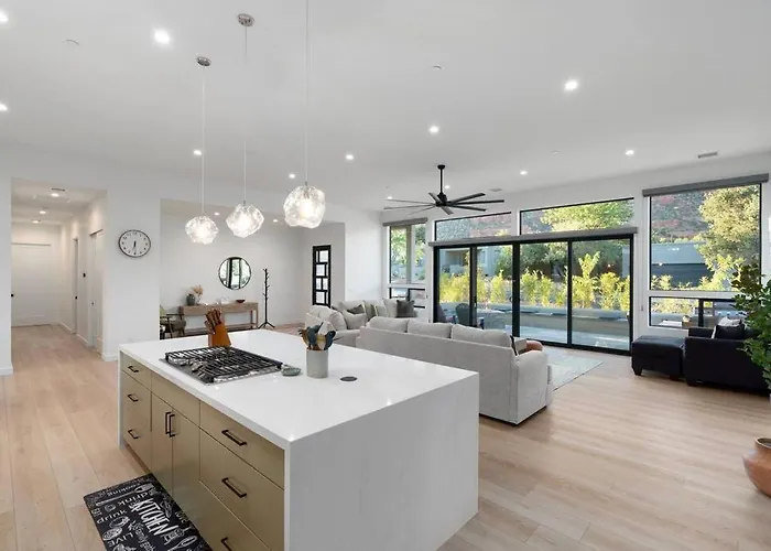 Luxury Mountain Views, Hottub, Rooftop Deck Holiday home Sedona