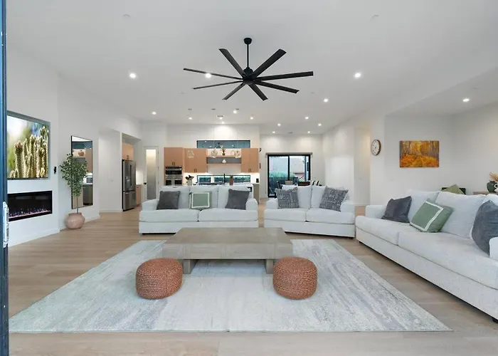 Luxury Mountain Views, Hottub, Rooftop Deck Holiday home